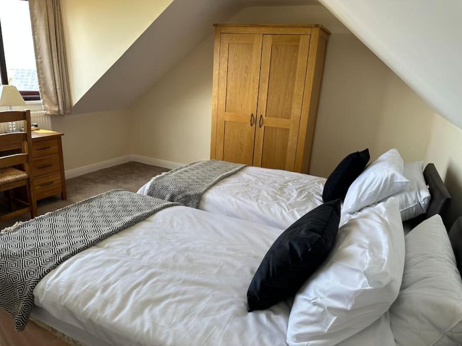 פרסטאטין Offa'S Lodge Family Home Quiet Area With Sea Views מראה חיצוני תמונה