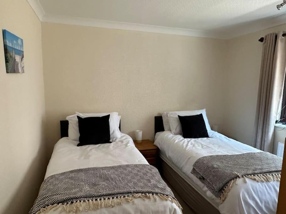 פרסטאטין Offa'S Lodge Family Home Quiet Area With Sea Views מראה חיצוני תמונה