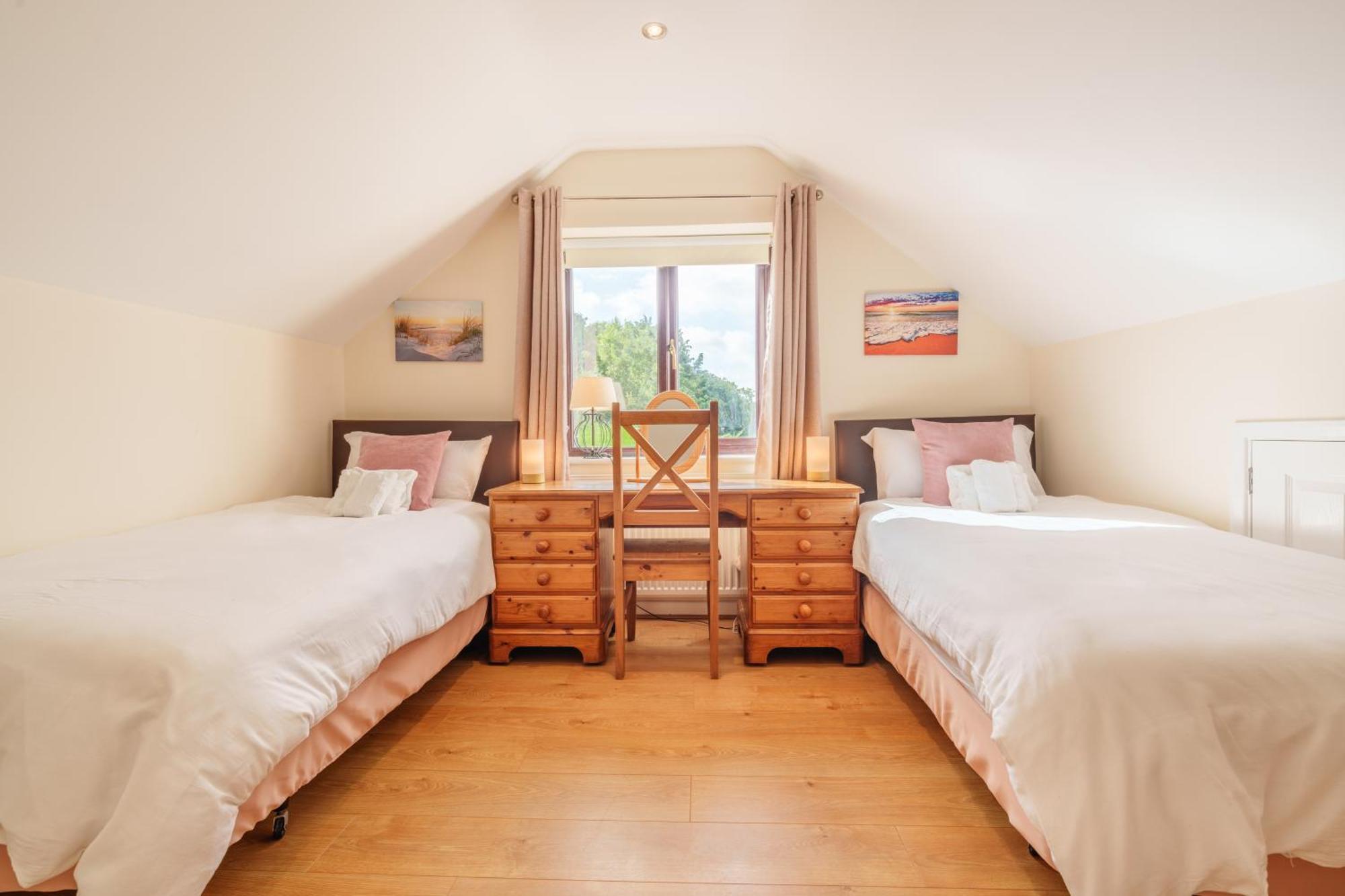 פרסטאטין Offa'S Lodge Family Home Quiet Area With Sea Views מראה חיצוני תמונה